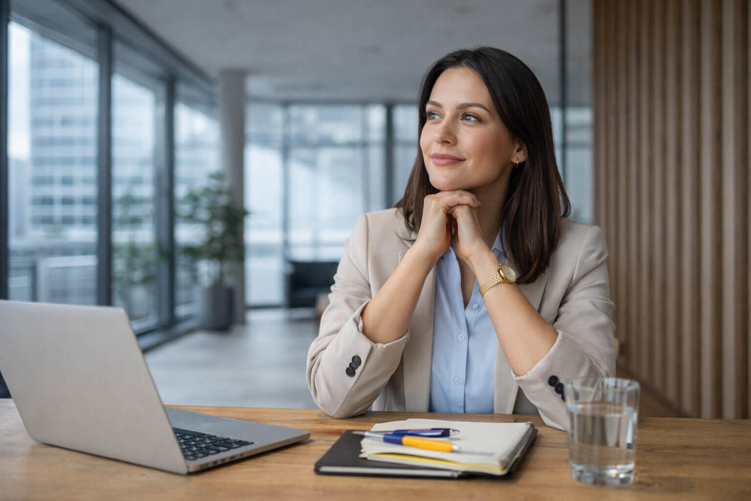 Kobieta w biurze księgowym z dokumentami patrząca za okno